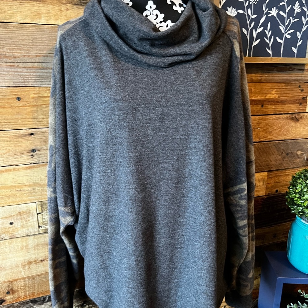 Cute loose fit camo & grey cow neck